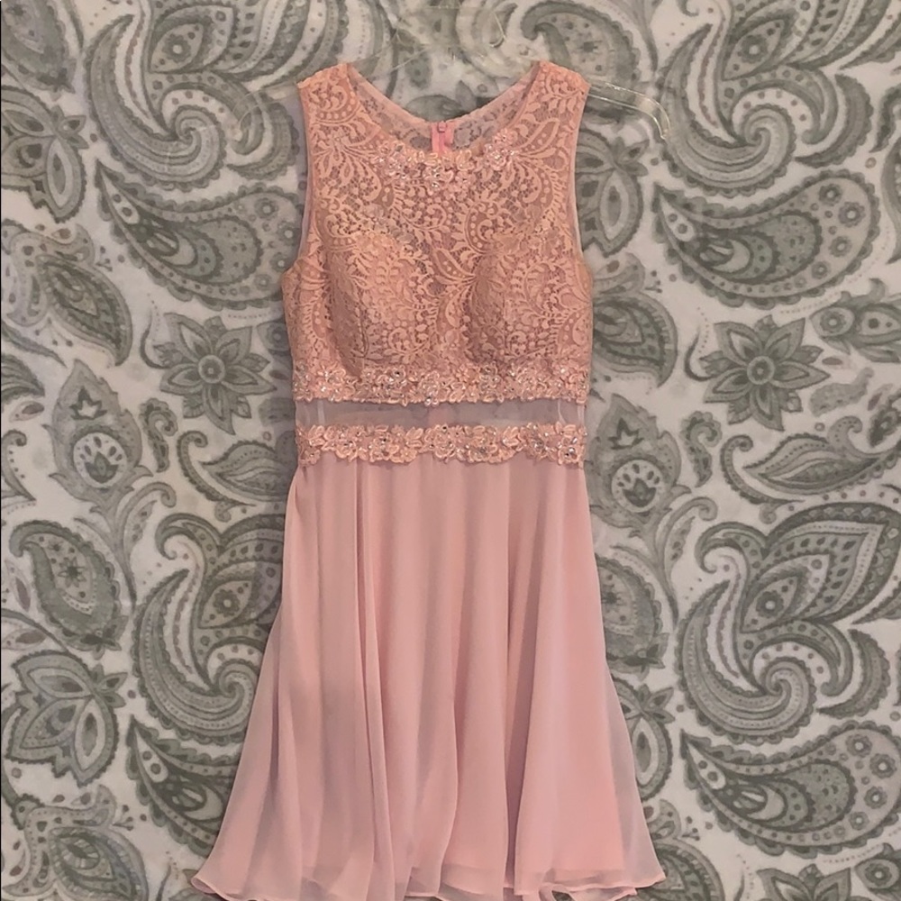Flowy dress with middle mesh cut out